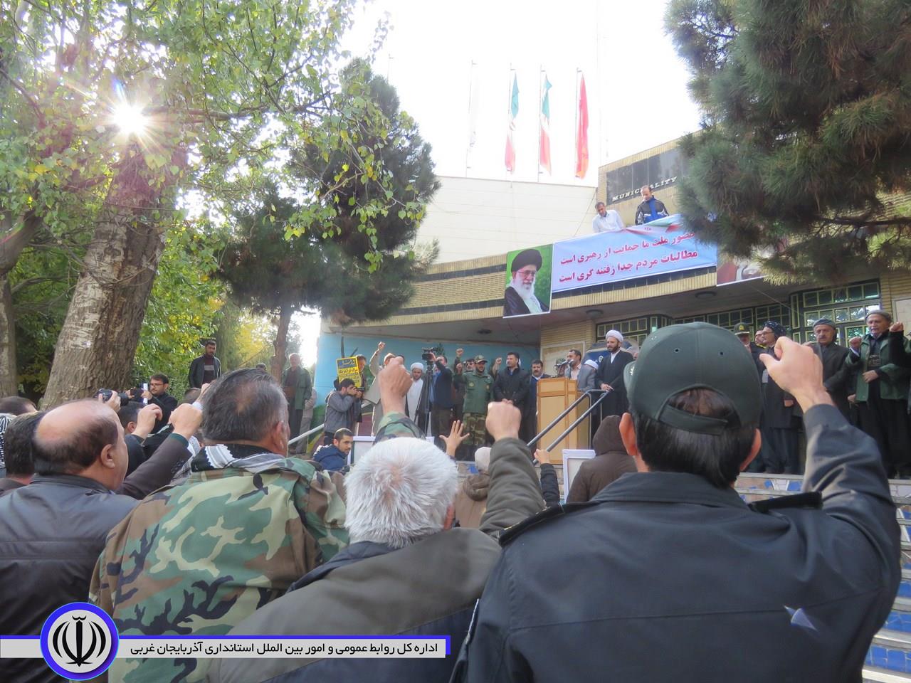 مردم مهاباد نیز با راهپیمایی خود  آشوبگران  اتفاقات اخیر را محکوم کردند