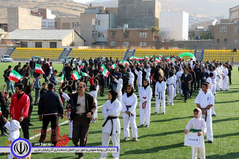 با حضور وزیر ورزش و جوانان ورزشگاه آزادی شهرستان مهاباد افتتاح شد
