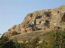 بهسازی و آسفالت مسیر دسترسی به دخمه سنگی فخریگاه مهاباد