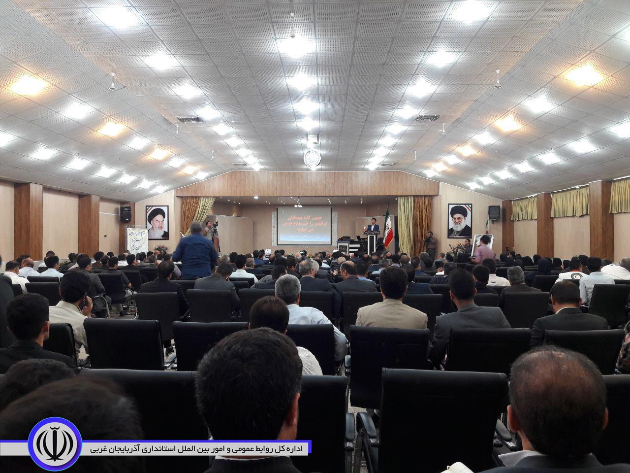 روز کارمند در مهاباد با تجلیل از کارمندان نمونه گرامی داشته شد