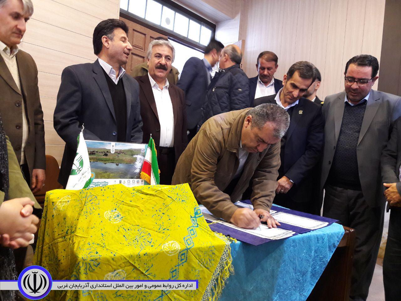 رونمایی از کتاب برنامه جامع مدیریت تالاب کانی برازان مهاباد