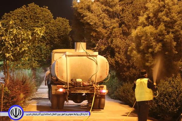 سمپاشی درختان سطح معابر و پارکهای شهرستان مهاباد به منظور آفت زدایی