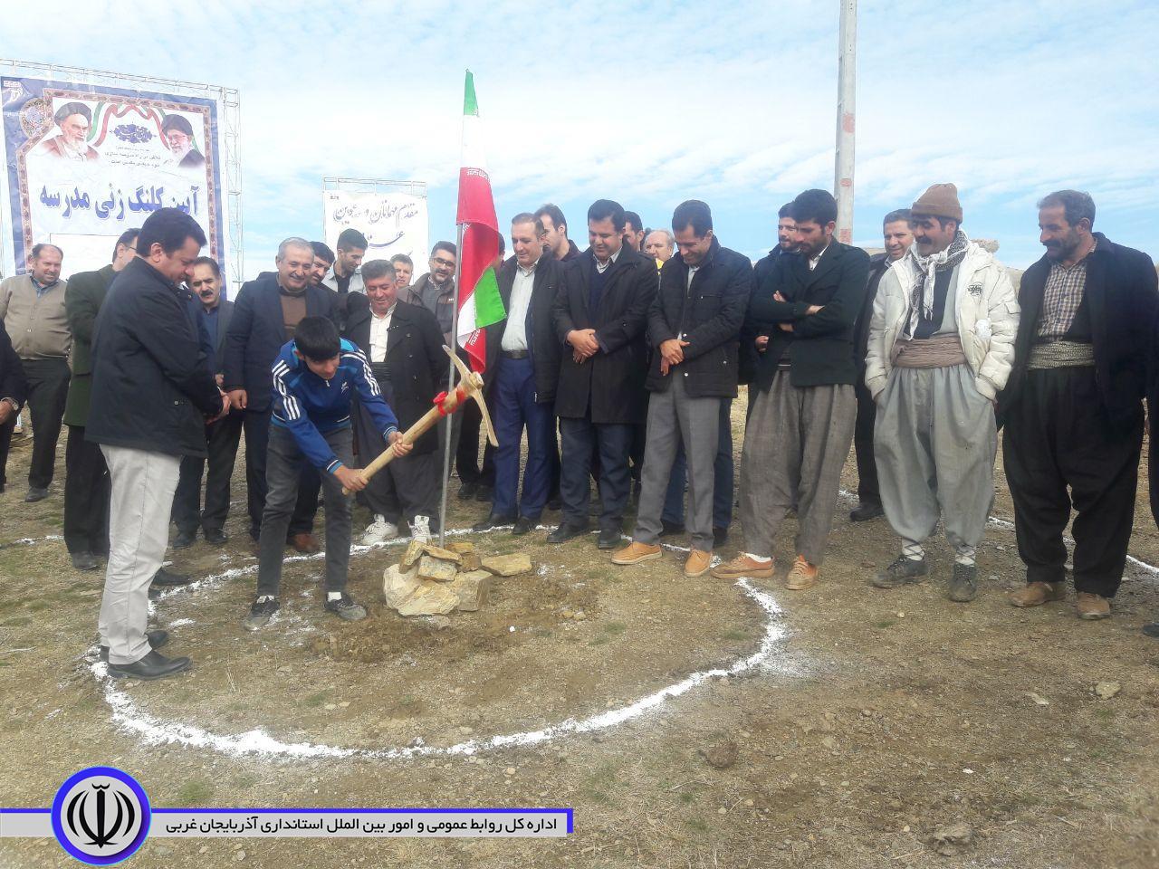 کلنگ زنی 2 مدرسه در مهاباد