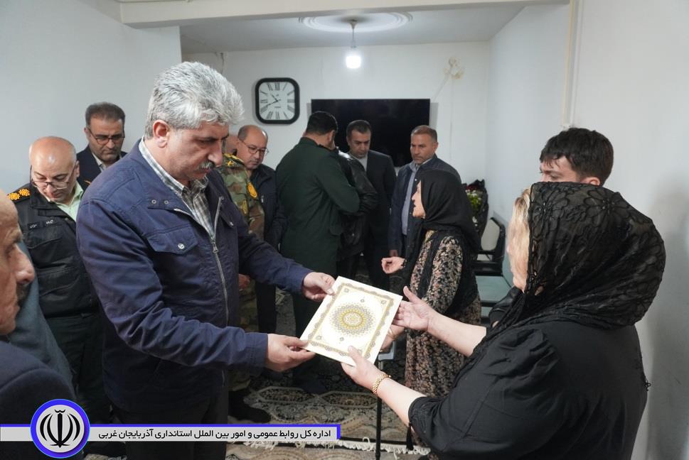 دیدار مسوولان مهابادی با 2 خانواده شهید و جانباز جنگ رمضان