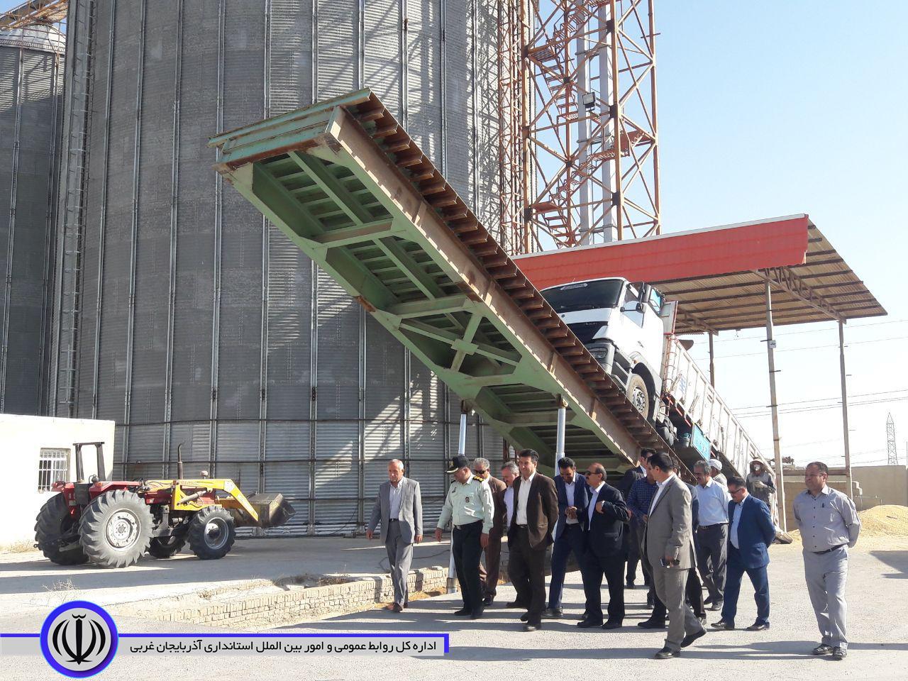 بازدید فرماندار مهاباد از مراکز خرید گندم