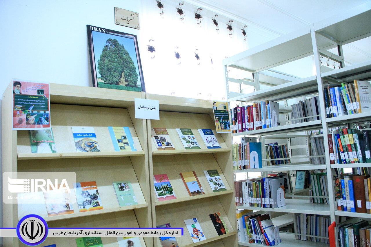 خیر مهابادی ۵۰۰ جلد کتاب به کتابخانههای روستایی اهدا کرد