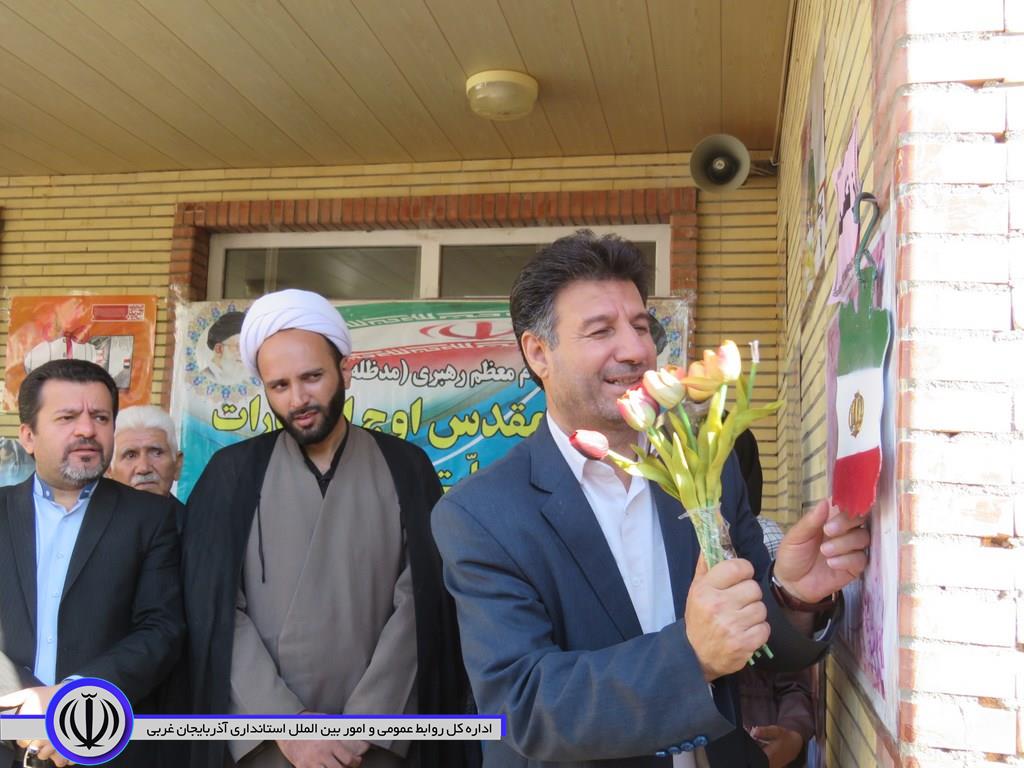 نواخته شدن زنگ مهر و آغاز سال تحصیلی با حضور معاون استاندار و فرماندار ویژه شهرستان مهاباد ، همزمان با سراسر کشور