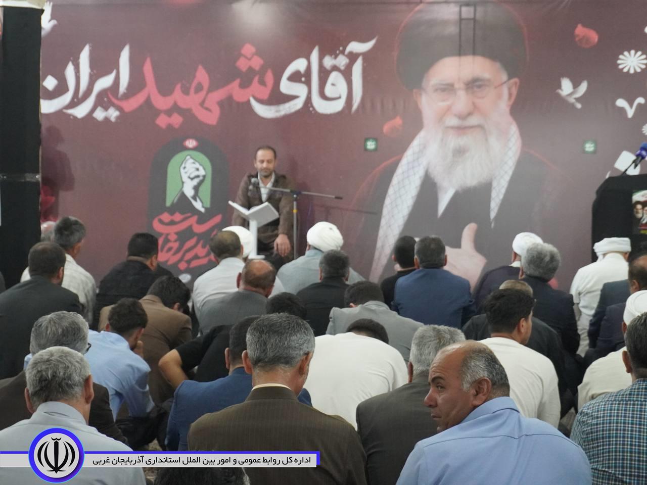 طنین نوای «فراق» در مسجد جامع مهاباد/ حضور مردم در وداع با رهبر شهیدِ ایران