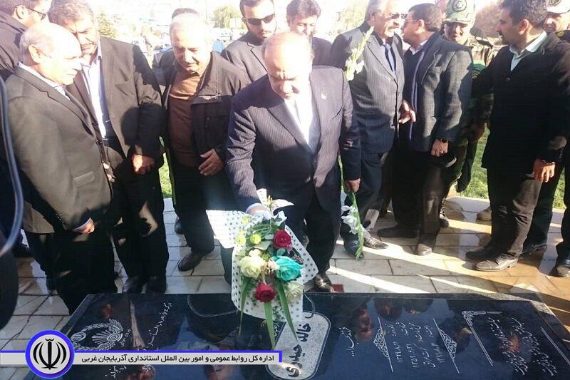 وزیر ورزش و جوانان به مقام شامخ شهدای مهاباد ادای احترام کرد