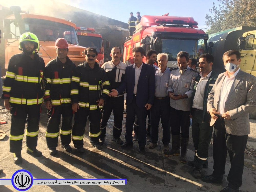 حضور معاون استاندار وفرماندار ویژه شهرستان مهاباد در محل آتش سوزی شهرک صنعتی .پیگیری شخصی امورات وتقدیر از آتش نشانان پرتلاش