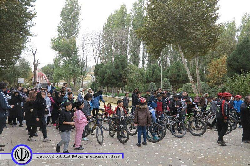 به مناسبت هفته تربیت بدنی؛ همایش ترکیبی دوچرخهسواری و پیادهروی در مهاباد برگزار شد