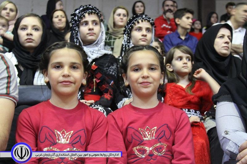 جشنواره چند قلوها در مهاباد برگزار شد
