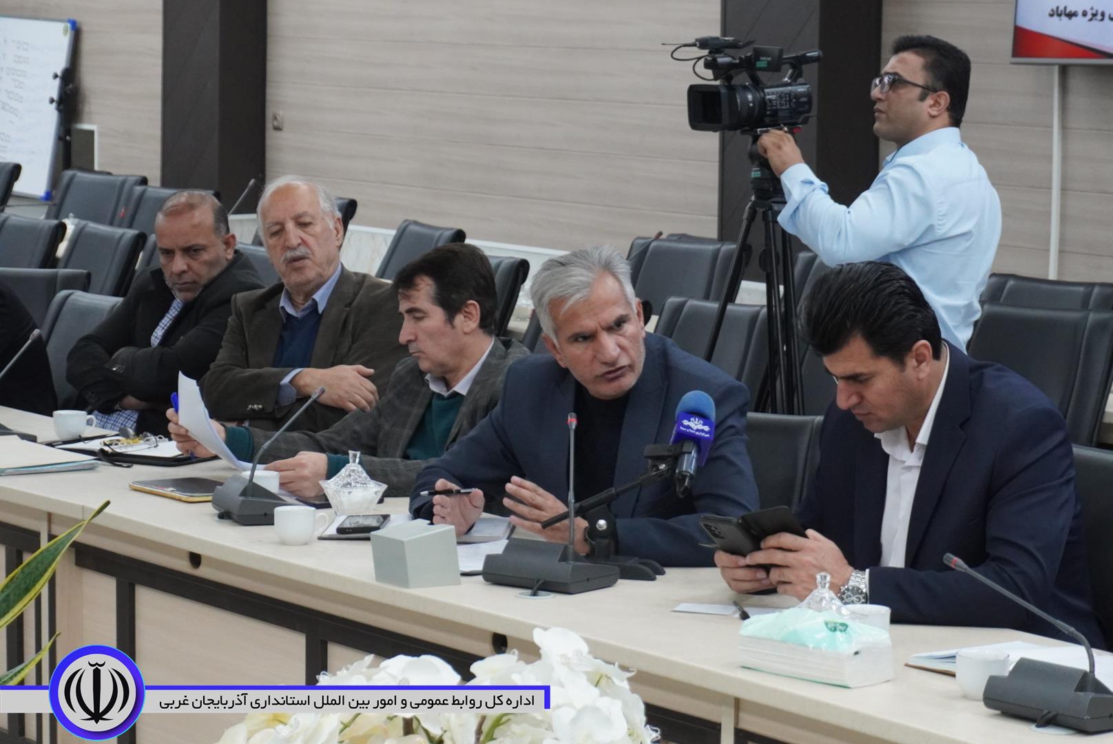 توزیع سهمیه سه ماه آینده سوخت و آرد روستاهای صعب‌العبور مهاباد