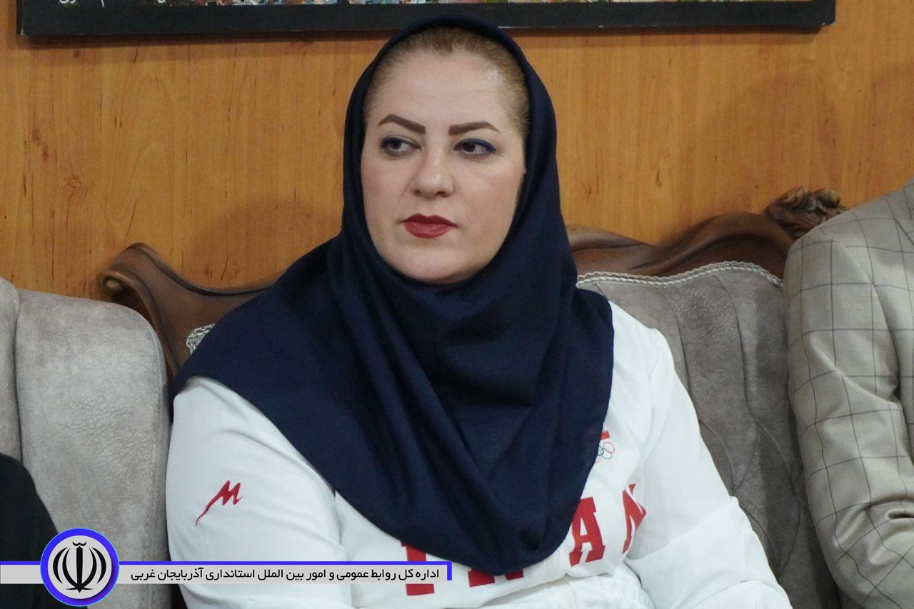 تجلیل فرماندار ویژه مهاباد از سرگل علیزاده مربی تیم ملی والیبال دختران