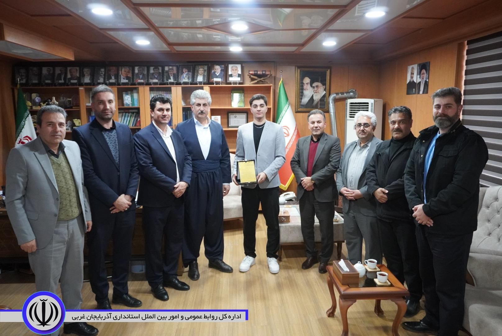 تجلیل فرماندار ویژه مهاباد از آکام ابراهیم‌نژاد دانش آموز والیبالیست مهابادی در مسابقات دانش‌آموزان جهان