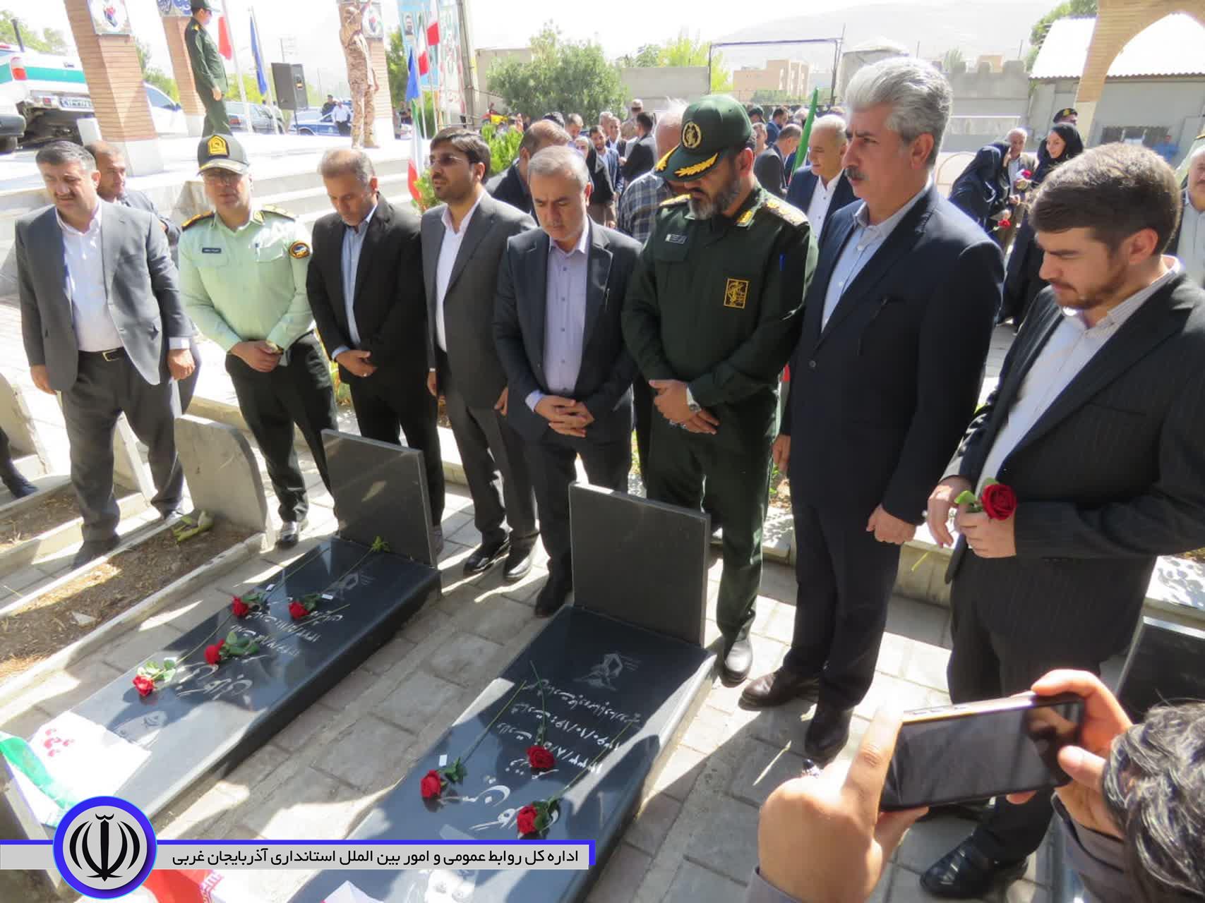 غبارروبی و گلباران مزار شهدای مهاباد