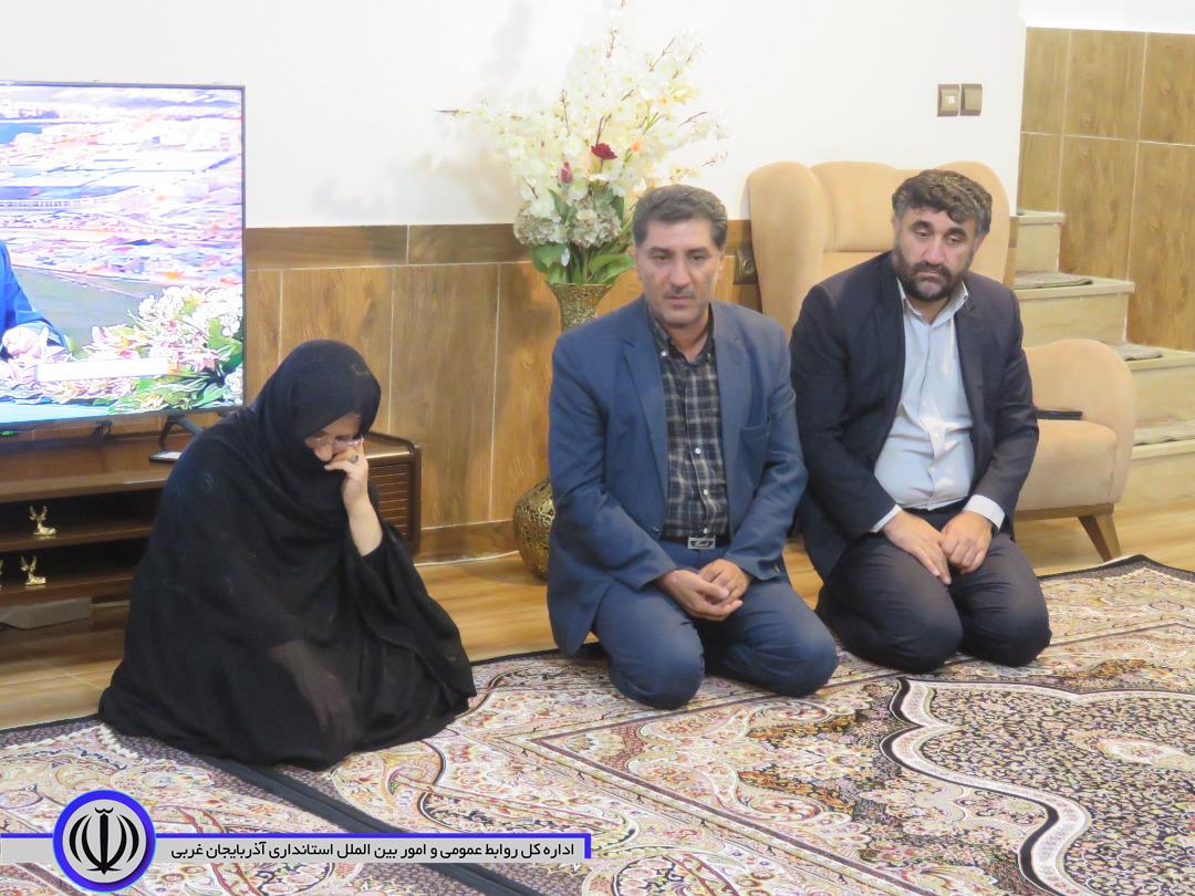 معاون استاندار آذربایجان غربی و جمعی از مسوولان مهابادی با خانواده شهید این شهرستان دیدار کردند