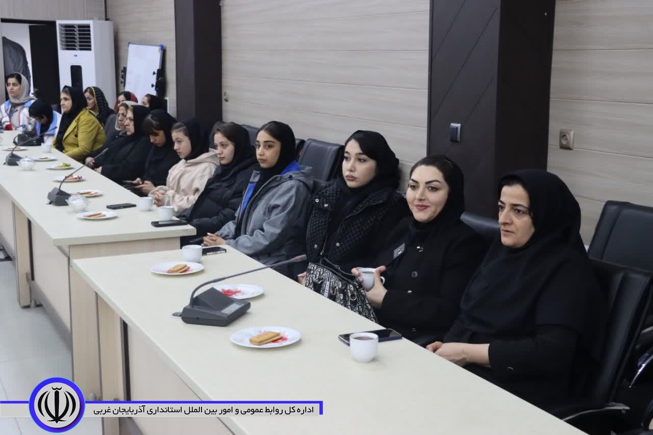 نشست تخصصی بانوان به مناسبت گرامیداشت هفته زن و روز مادر