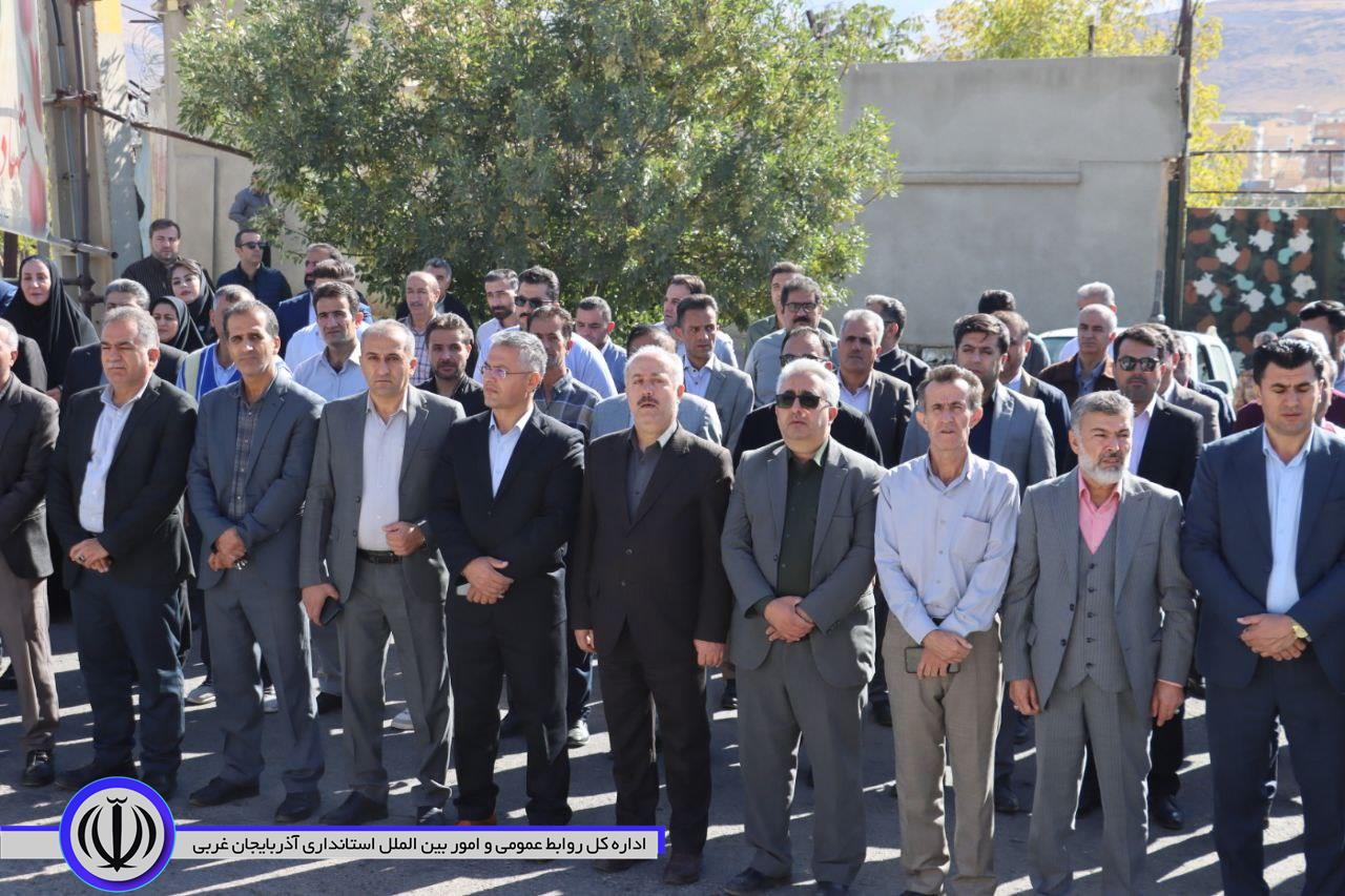 غبارروبی وگلباران مزار شهدا در مهاباد