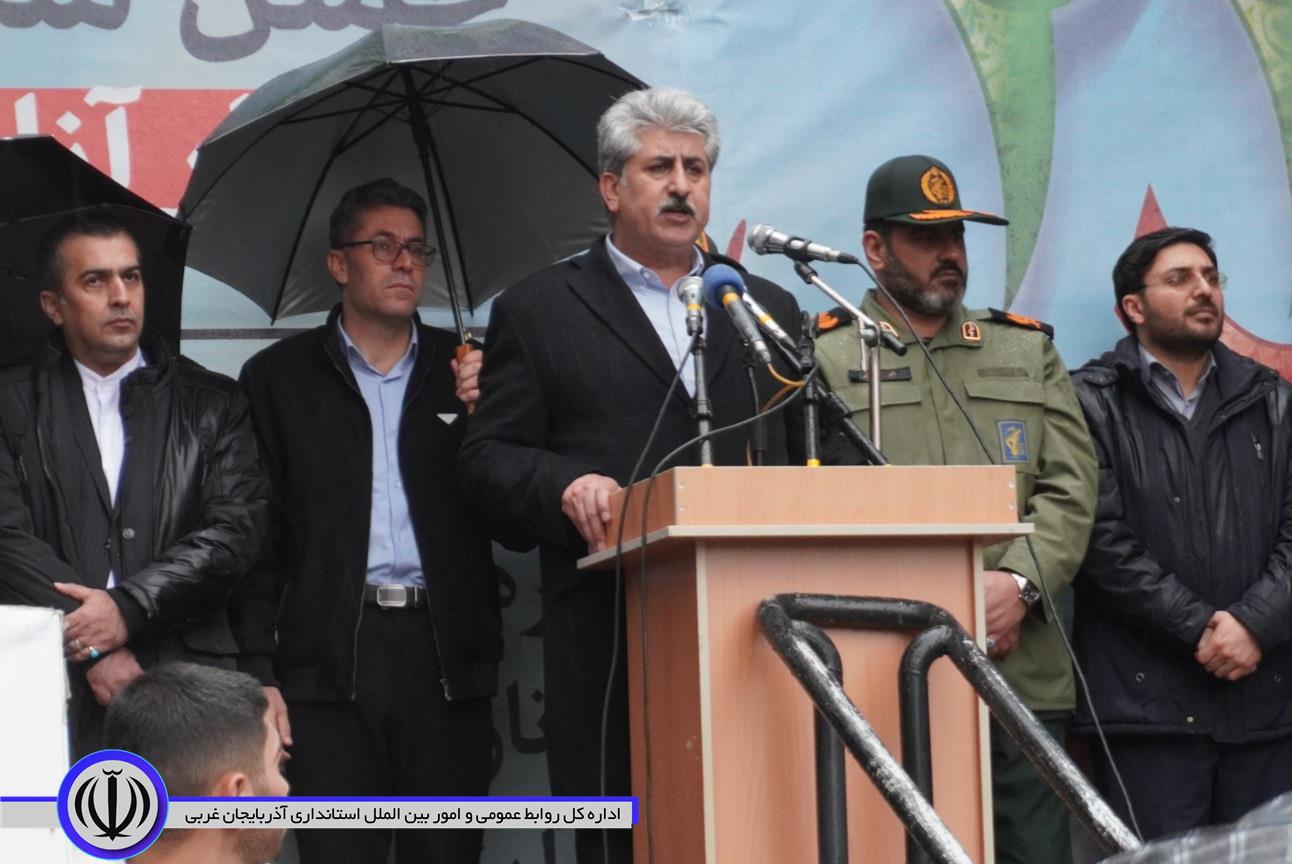 مهابادی‌ها چهل‌وهفتمین سالگرد پیروزی انقلاب اسلامی را زیر باران جشن گرفتند