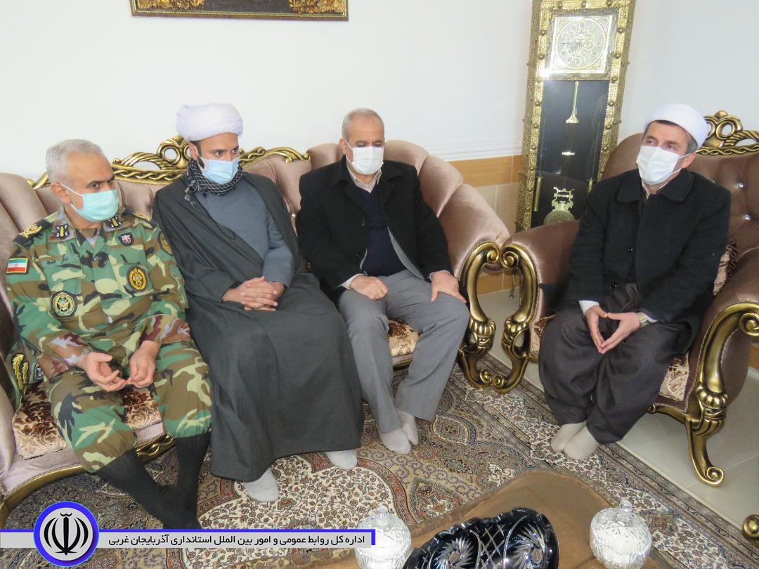 دیدار مسئوولان شهرستان با خانواده معزز شهداء در مهاباد