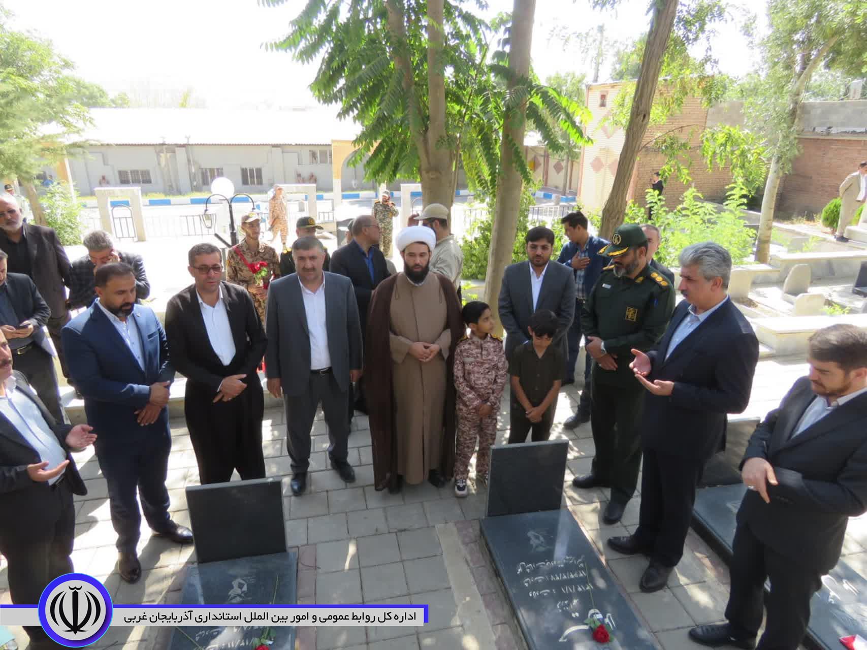 غبارروبی و گلباران مزار شهدای مهاباد