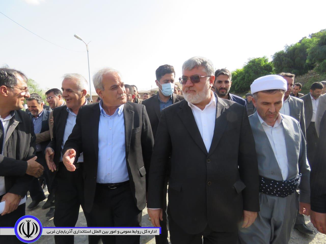 استاندار آذربایجان غربی به مقام شامخ شهدای مهاباد ادای احترام کرد