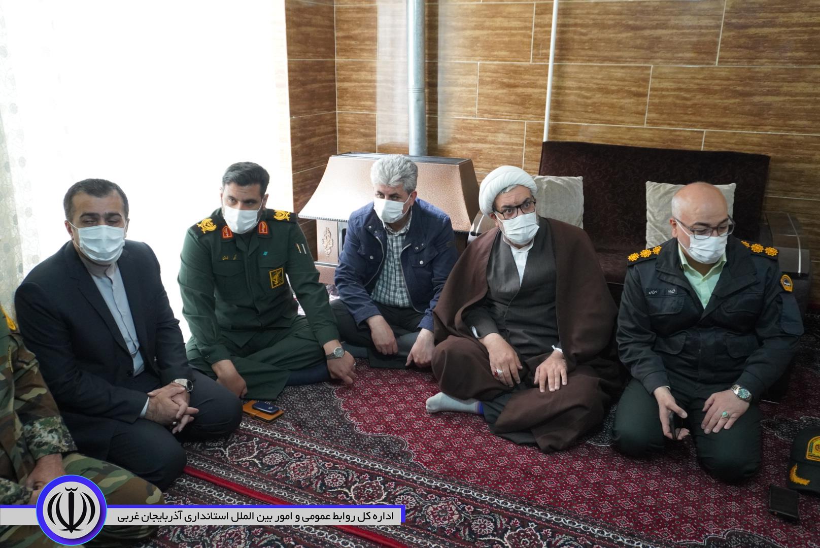 دیدار مسوولان مهابادی با 2 خانواده شهید و جانباز جنگ رمضان