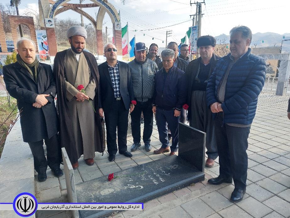 غبارروبی مزار شهداء در مهاباد به مناسبت آغاز هفته منابع طبیعی