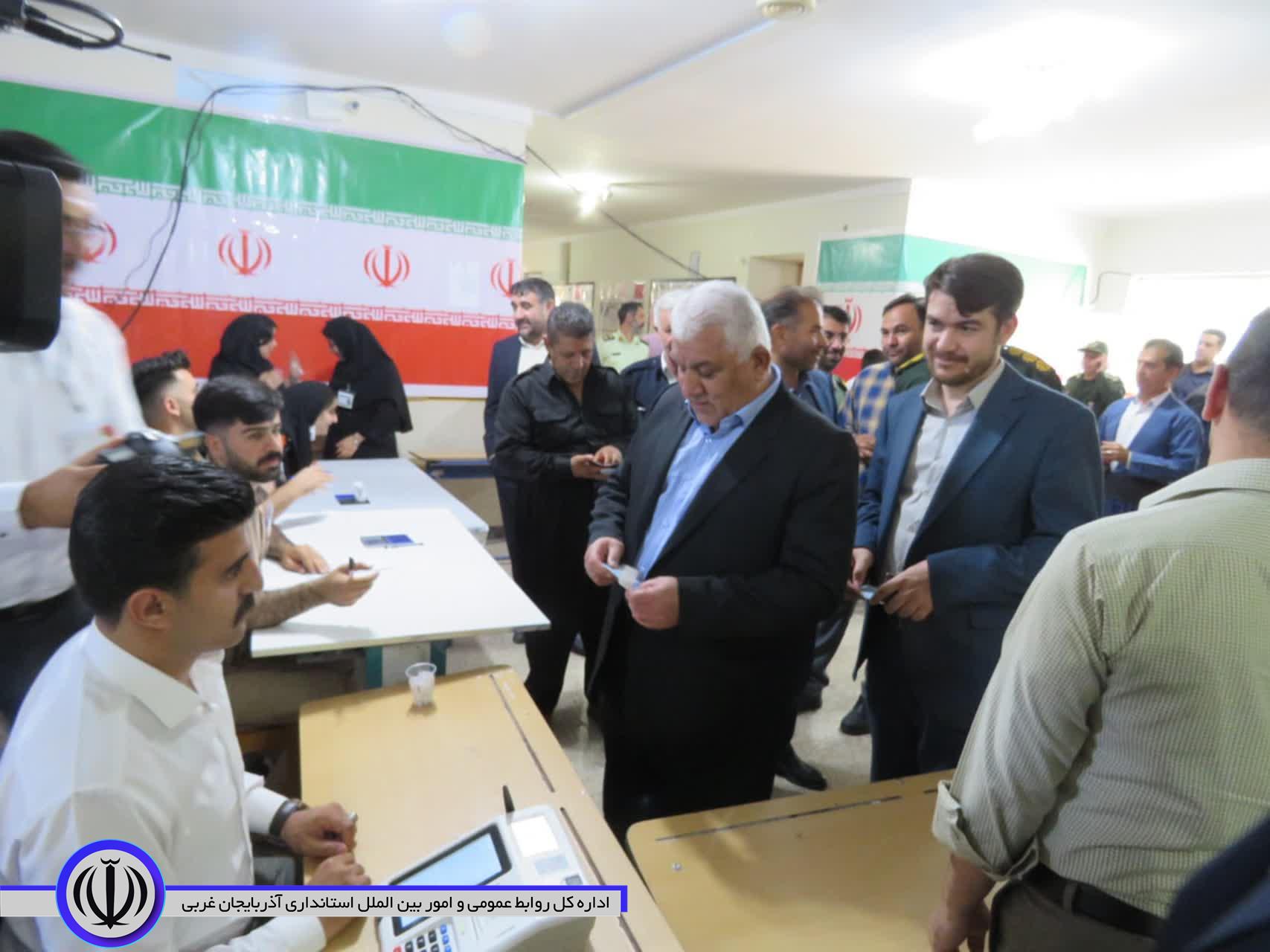 اعضای شورای تامین مهاباد رای خود را به صندوق انداختند