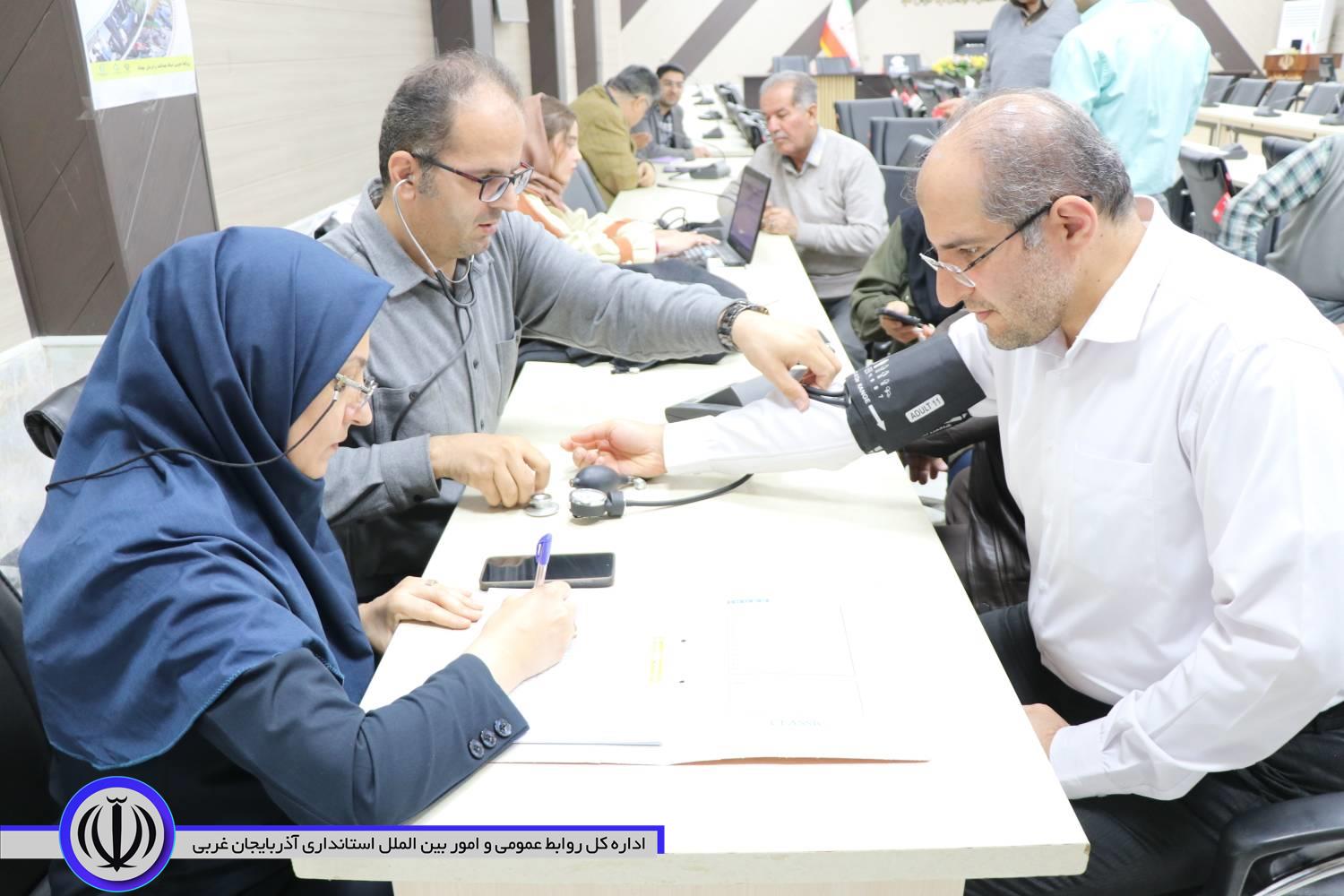 پایش سلامت کارمندان مهاباد در هفته ملی سلامت مردان