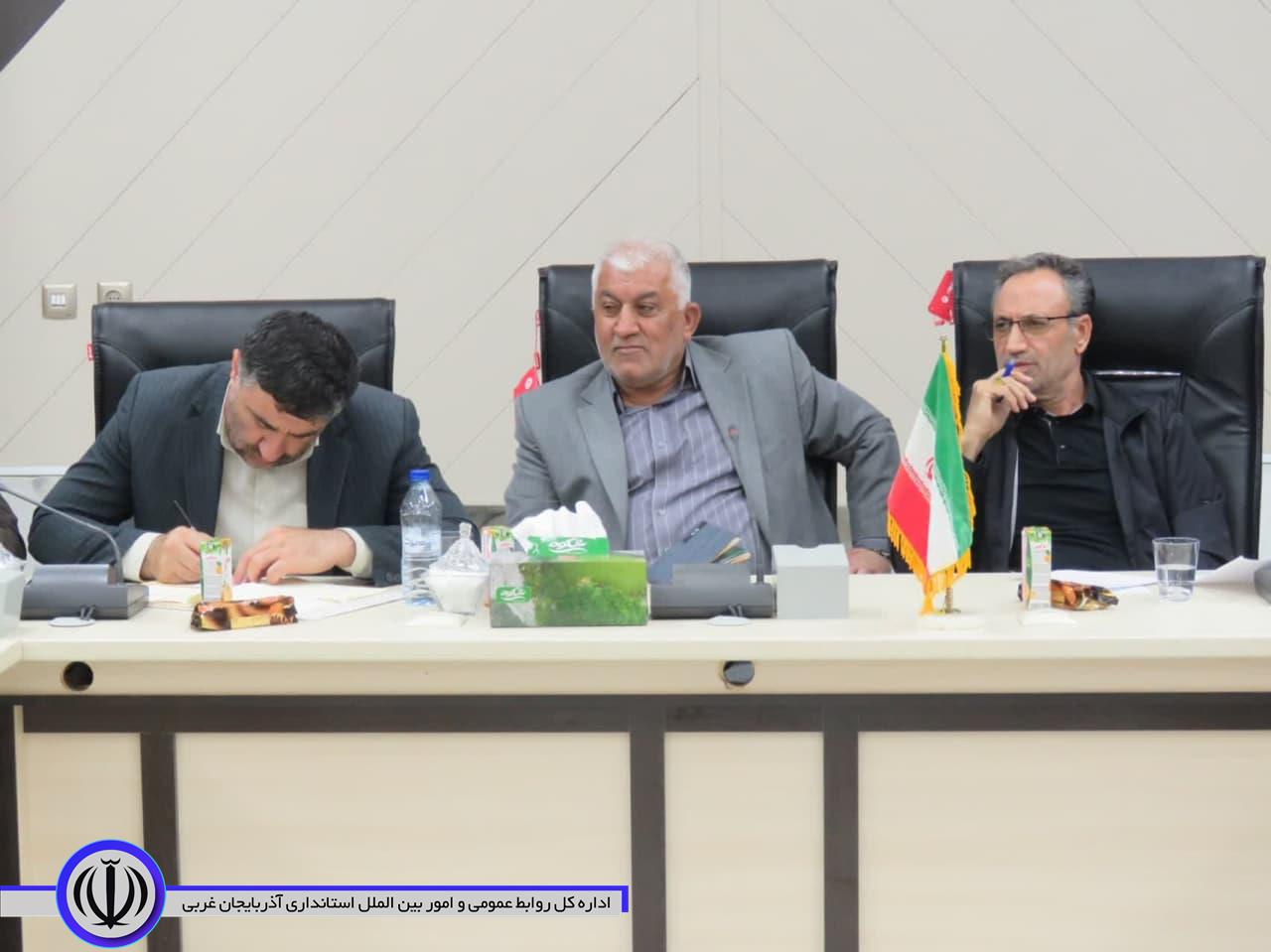 جلسه بررسی مشکلات و مسائل تعاونی های مساکن شهرستان مهاباد