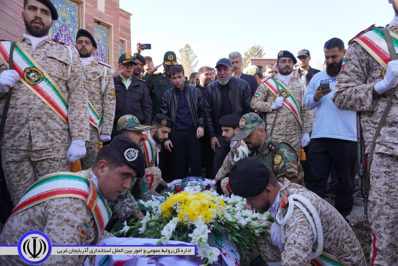 پیکر سرباز شهید مهابادی به خاک سپرده شد