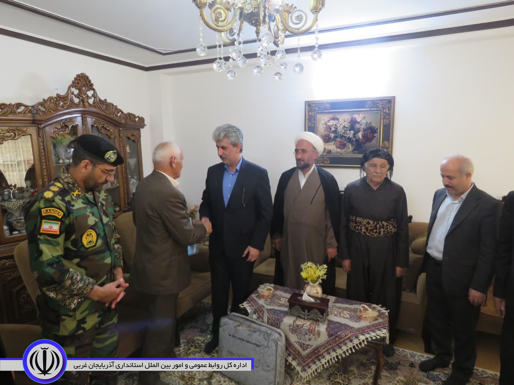 مسوولان مهاباد با خانواده 2 شهید این شهرستان دیدار کردند