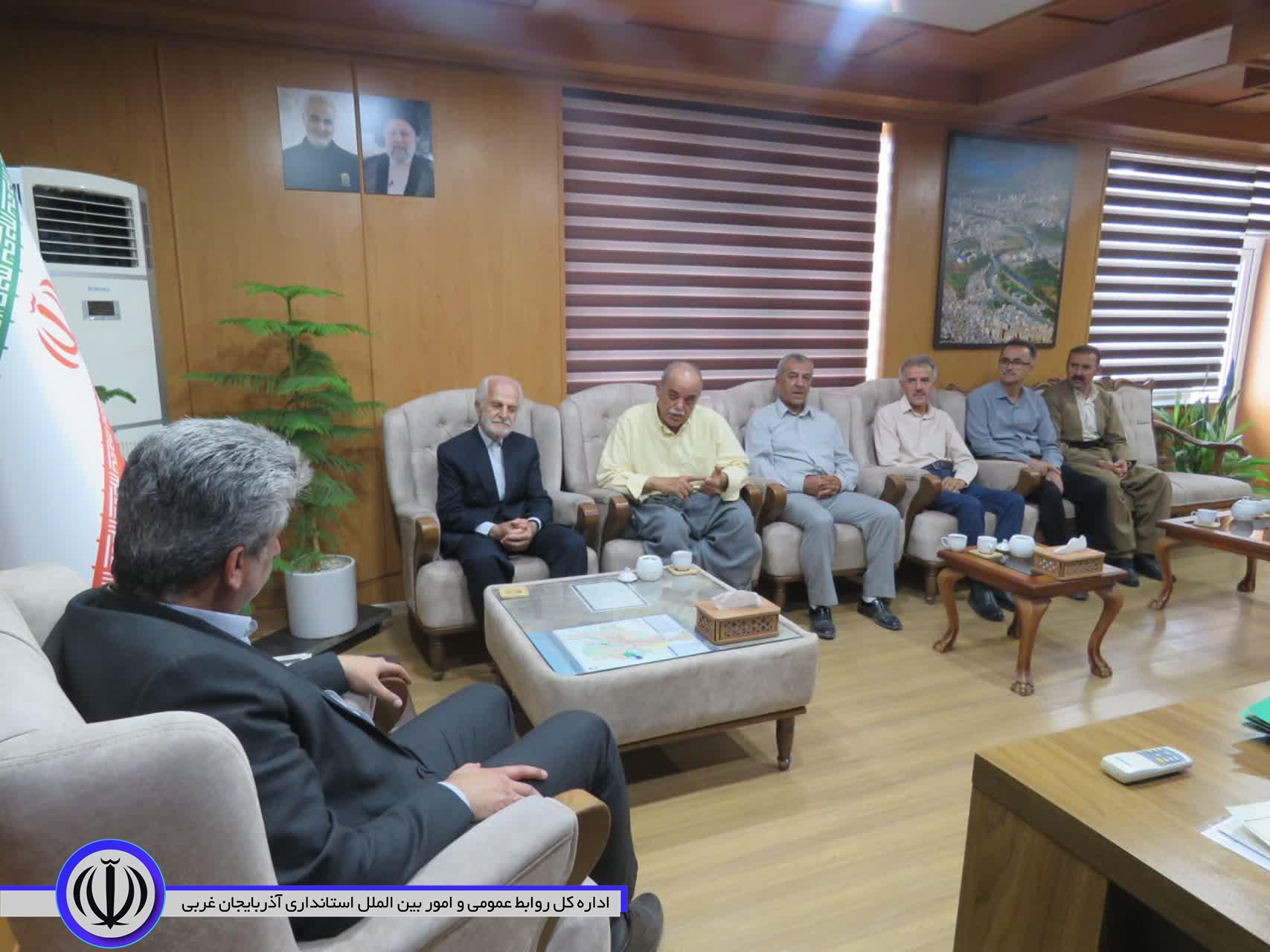 نشست صمیمی جمعی از معتمدین بازار مهاباد با فرماندار ویژه شهرستان مهاباد