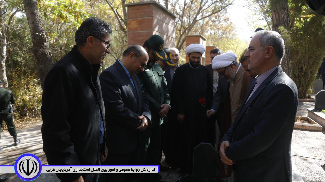 آیین عطرافشانی مزار شهدای شماره دو مهاباد