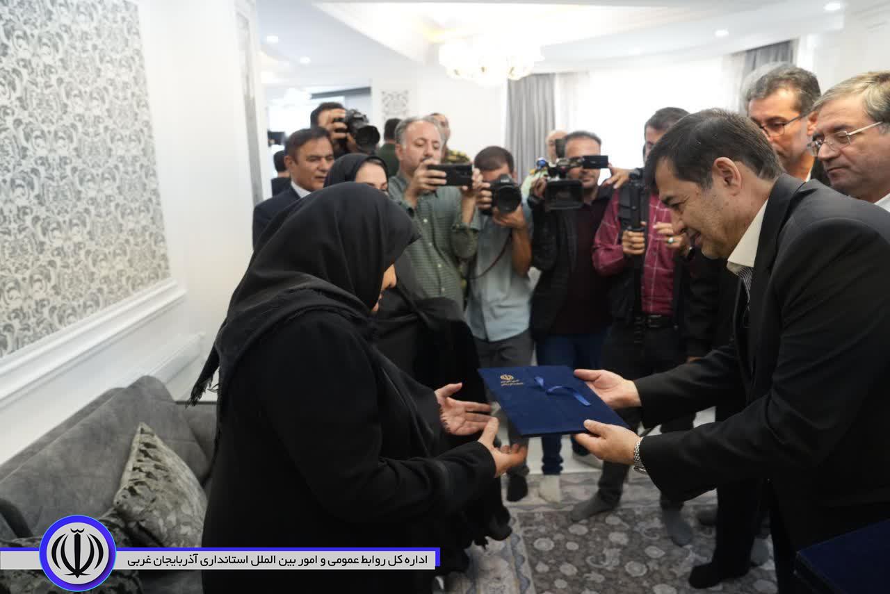 دیدار وزیر ورزش و جوانان و استاندار آذربایجان‌غربی با خانواده شهید حیدری