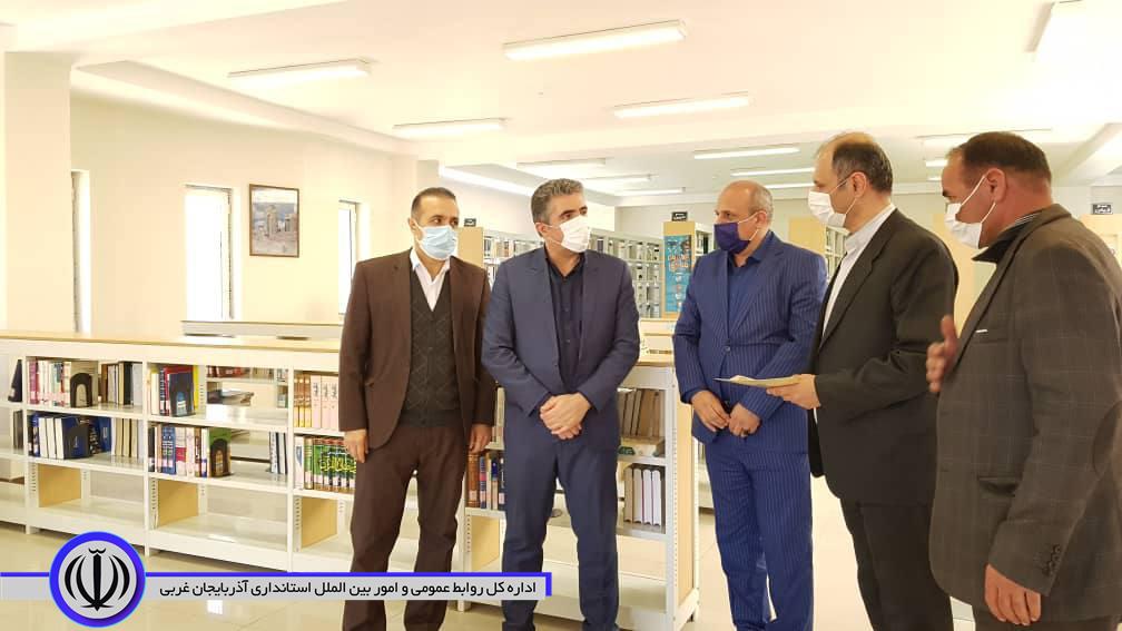 تجلیل فرماندار مهاباد از کارکنان کتابخانه عمومی شهرستان