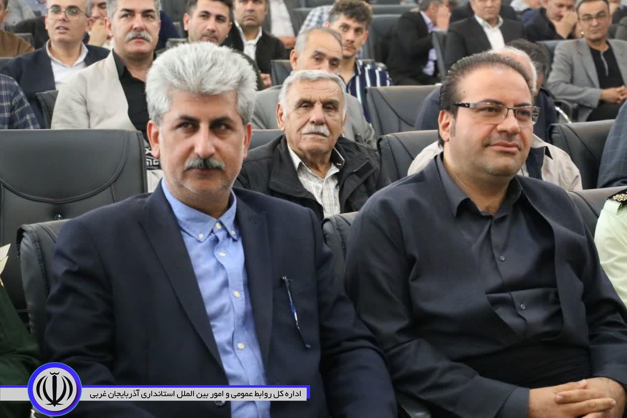 تجلیل از معلمان نمونه شهرستان مهاباد به مناسبت هفته معلم