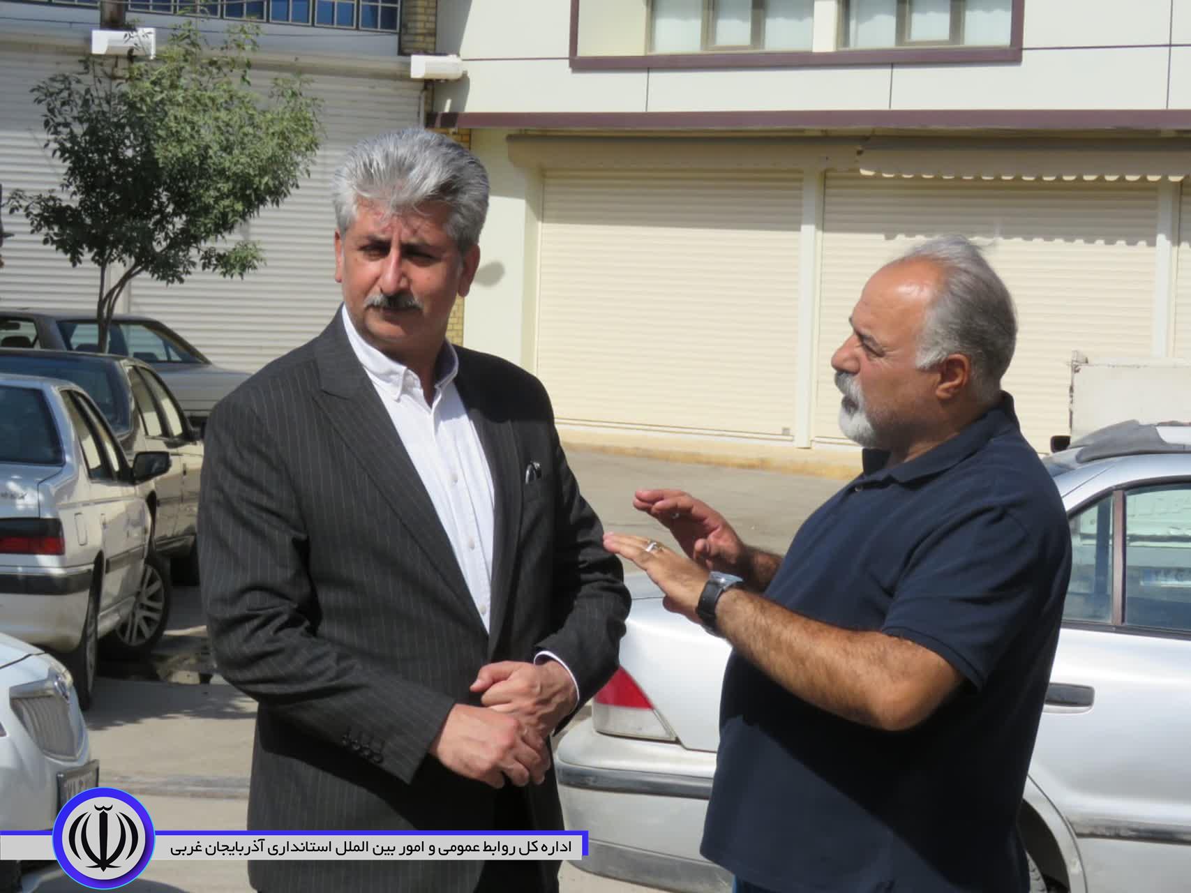 نشست فرماندار با جمعی از عمده‌فروشان البسه دست دوم