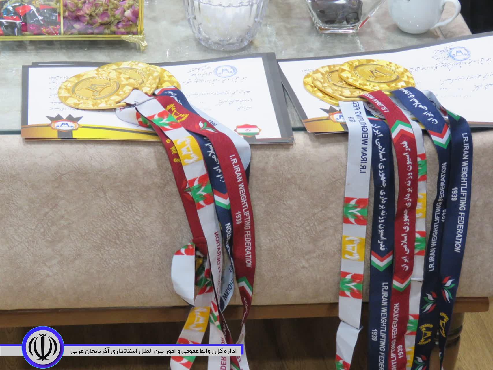 قهرمانان وزنهبرداری در مهاباد مورد تجلیل قرار گرفتند