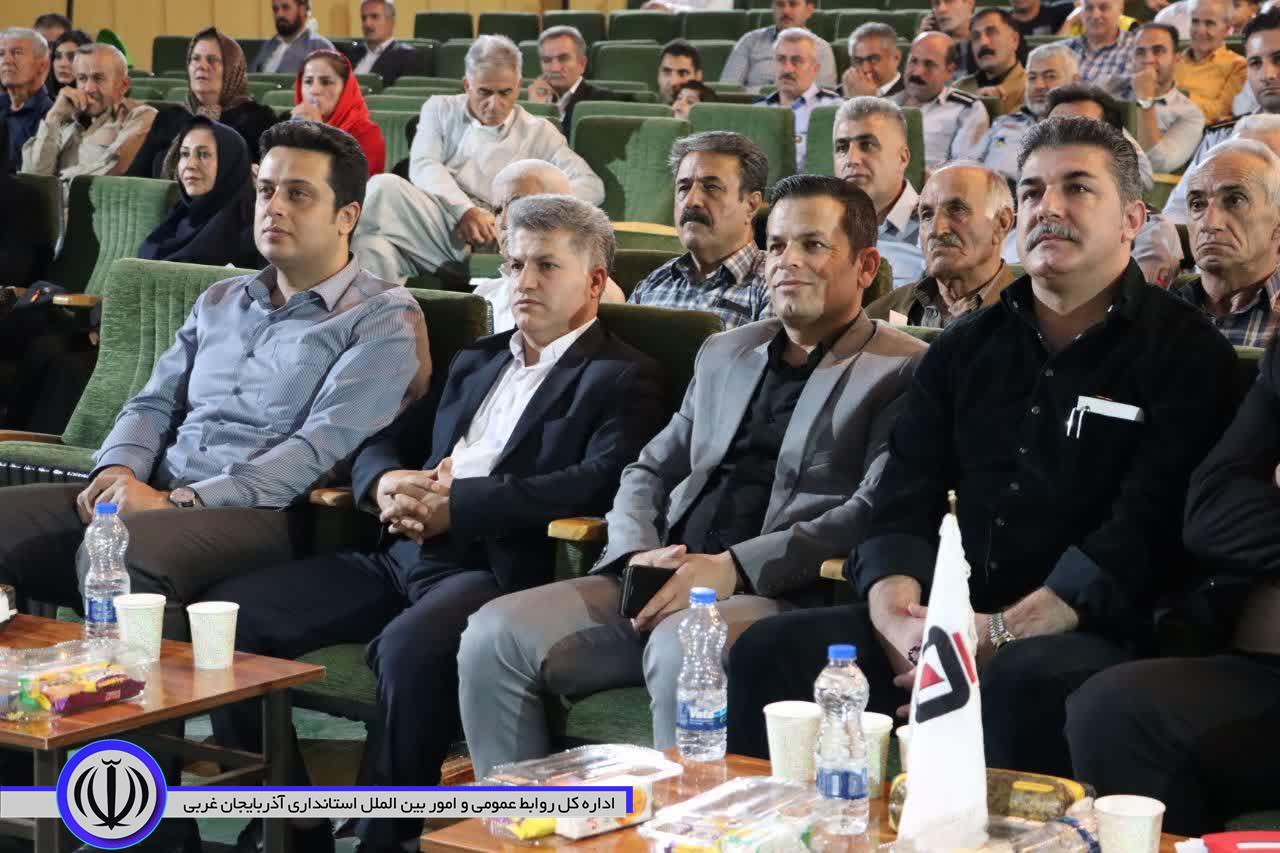 مراسم تجلیل از آتش نشانان مهاباد در تالار وحدت شهرداری برگزار شد