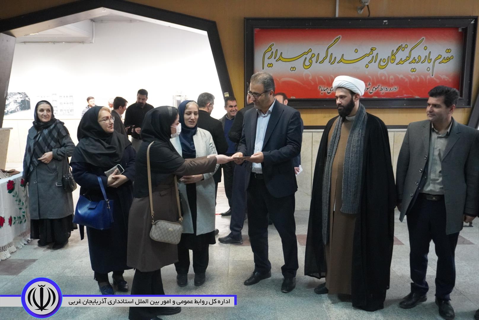 برپایی نمایشگاه صنایع دستی بانوان مهابادی در تالار وحدت