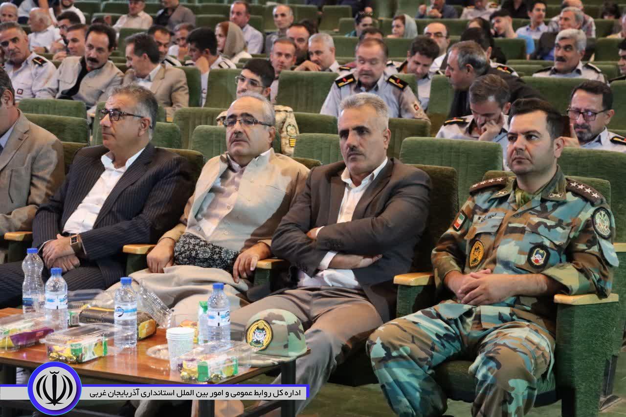 مراسم تجلیل از آتش نشانان مهاباد در تالار وحدت شهرداری برگزار شد