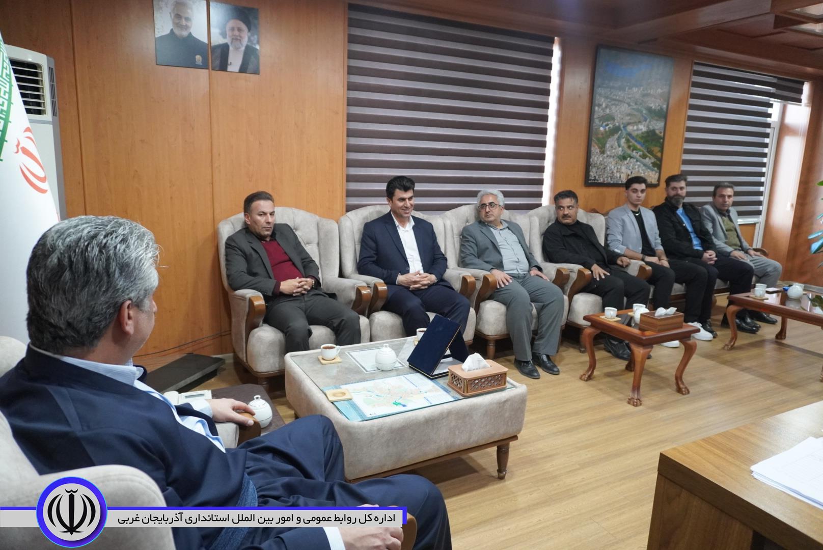 تجلیل فرماندار ویژه مهاباد از آکام ابراهیم‌نژاد دانش آموز والیبالیست مهابادی در مسابقات دانش‌آموزان جهان