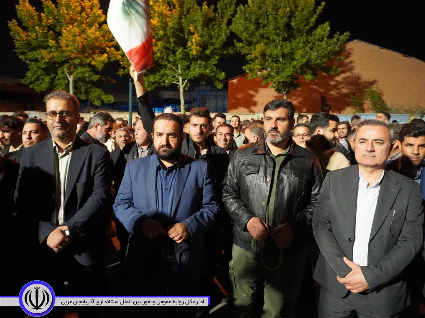 تداوم اجتماع شبانه و جلوه هایی از عزت و سربلندی مردم مهاباد در دفاع از ایران اسلامی