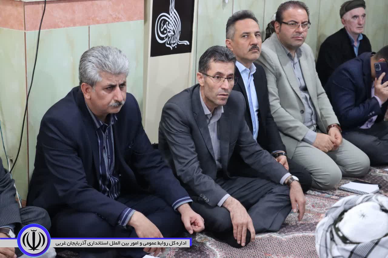 میز خدمت و دیدار چهرە بە چهرە مسئولان با ساکنان منطقه پشت تپ برگزار شد.