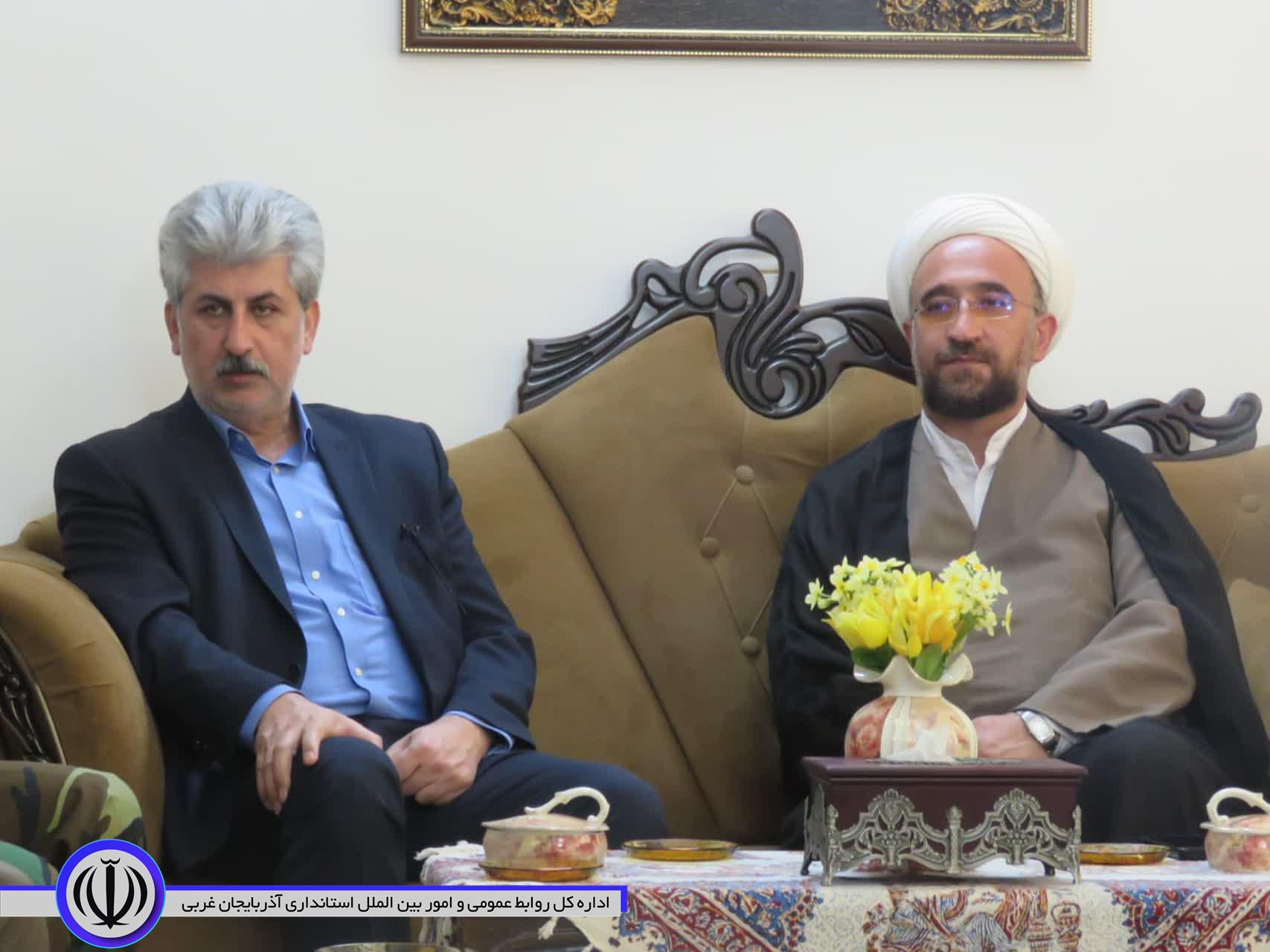 مسوولان مهاباد با خانواده 2 شهید این شهرستان دیدار کردند