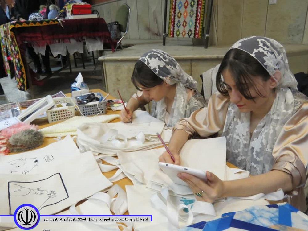 نمایشگاه تولیدات طرح های اشتغالزایی کمیته امداد امام خمینی (ره) در مهاباد برپا شد