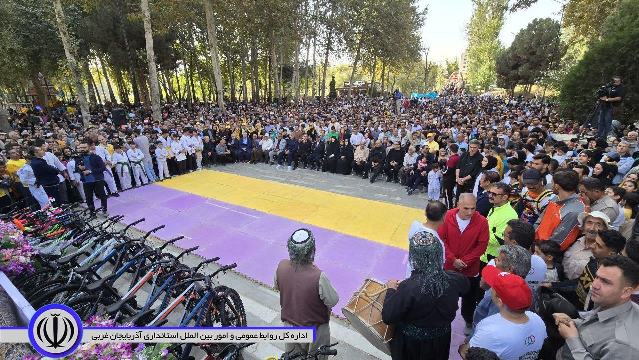 همایش بزرگ پیاده‌روی خانوادگی در شهرستان مهاباد برگزار شد